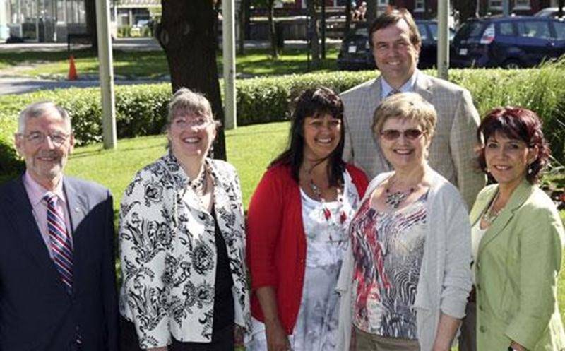 Deux des trois candidatures présentées par la Ville de Saint-Hyacinthe au Prix d'excellence 2012 du Réseau québécois Villes et Villages en santé ont été retenus par le grand jury. L'école Roméo-Forbes a obtenu le Prix de l'intelligence collective dans la catégorie des villes de plus de 20 000 habitants grâce à son projet l'Arboretum, supervisé par l'Institut de technologie agricole; tout un espace près de l'école a été peuplé d'espèces forestières caractéristiques de notre milieu. Quant au Prix