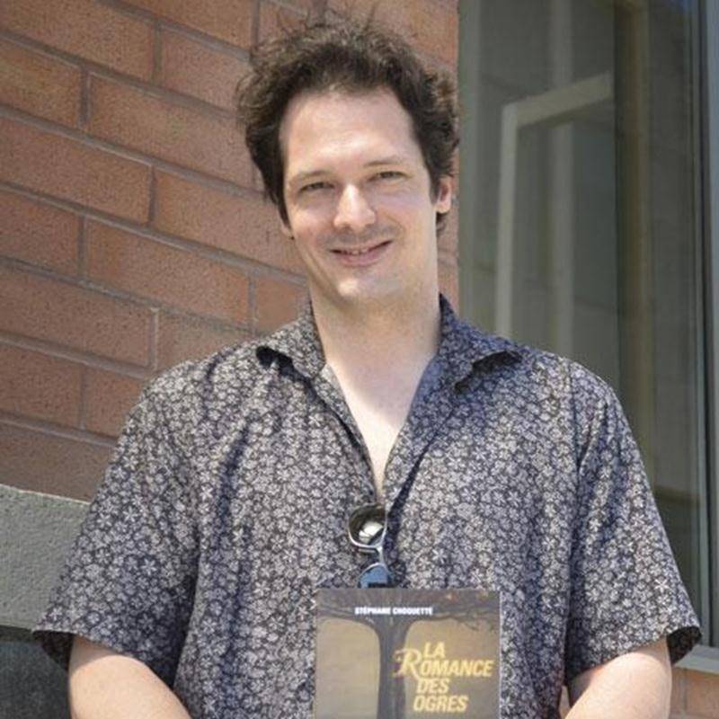 Maskoutain d'origine, Stéphane Choquette a lancé son premier roman <em>La romance des ogres</em>. Ce récit explore la beauté et les bassesses de l'être humain.