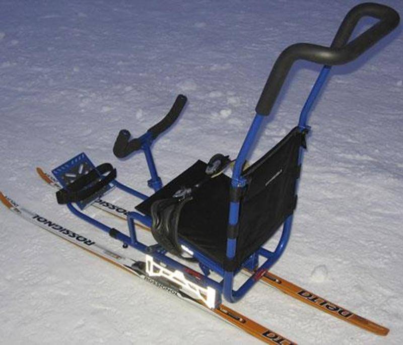 Le service des Loisirs a récemment acheté un nouvel accessoire : il s’agit d’une luge adaptée. Cet équipement léger, performant et ergonomique est conçu pour les personnes à mobilité réduite. Que ce soit pour s’entraîner au ski de fond ou simplement parcourir les sentiers et admirer la nature, les usagers peuvent circuler en toute autonomie à l’aide de bâtons ou aidés par un accompagnateur. La luge adaptée est fabriquée au Québec; on peut la louer à la boutique de location du Parc Les Salines au