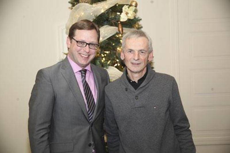 L'éditeur du Courrier de Saint-Hyacinthe, Benoit Chartier, a profité du souper des Fêtes afin de souligner les 40 ans de carrière d'un fidèle employé du département de la production et du montage du journal. Paul Dion a survécu à l'évolution fulgurante des technologies des communications et travaille encore avec passion à la mise en page de votre hebdomadaire préféré. M. Dion est une figure appréciée par tous ses collègues de travail, tous départements confondus.