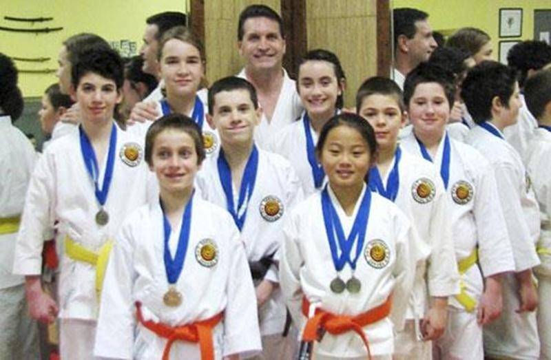 À Saint-Dominique avait lieu, le 26 février, la finale régionale des Jeux du Québec en karaté. Plusieurs karatékas du Centre des Arts Martiaux Guy Brodeur se sont illustrés pendant cette journée de compétition. Chez les 8-9 ans (ceintures blanches et jaunes), Ellyott Palardy a décroché l'or en kata et sur le circuit d'habiletés. Chez les garçons de 10-11 ans (ceintures blanches et jaunes aussi), Trent Leclair a quant à lui été médaillé d'or en combat et d'argent en kata. Chez les garçons et fill