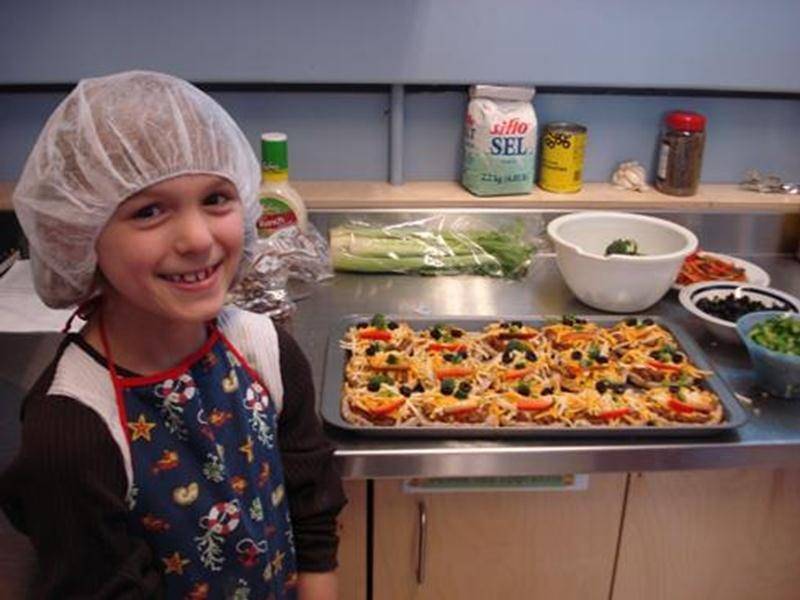 L’organisme promoteur de bonnes activités physiques et alimentaires offre depuis deux ans aux jeunes de 0 à 17 ans, des ateliers mensuels en lien avec la nutrition. Les jeunes participent à de nombreux projets tels que des dîners communautaires, des ateliers culinaires, des kiosques lors d’évènements, des capsules santé pendant le mois de la nutrition, des conférences, etc. Le but de ces interventions est de susciter leur intérêt envers les aliments nutritifs, de leur faire connaître de nouveaux