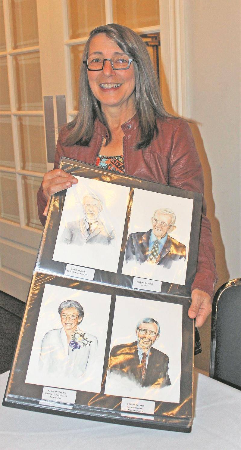 L’artiste Manon Marchand, avec le catalogue des personnages qu’elle a illustrés pour le fameux jeu de cartes. Photo courtoisie