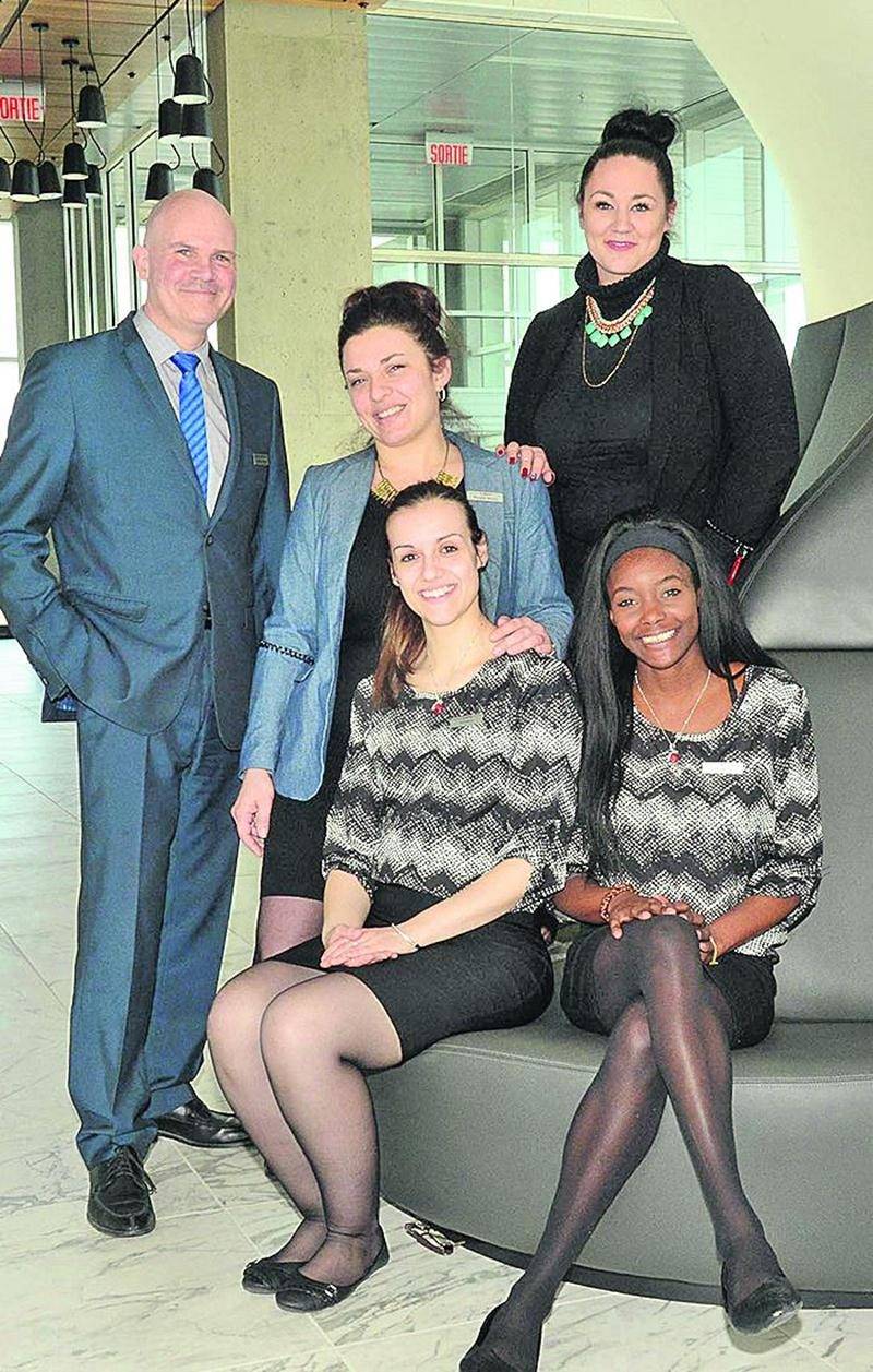Sur la photo, de gauche à droite, Francis Hince, directeur général de l’Hôtel Times; Nadia Ross, adjointe aux opérations; Catherine Audet, coordonnatrice ventes; Audrey Bourdillot; réceptionniste et Yasmina Kianguebeni, réceptionniste. Photo François Larivière | Le Courrier ©