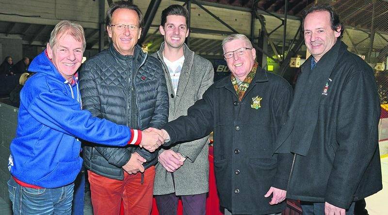 Claude Marchesseault, un homme bien impliqué à Saint-Hyacinthe, est aussi allé faire son tour à la soirée Retrouvailles, le 8 janvier. Il est entouré du président du tournoi, Lucien Beauregard, de Jean Bédard et des présidents d’honneur de la 43e édition, Jean-Philip et Yvon Pinsonneault. Photo François Larivière | Le Courrier ©