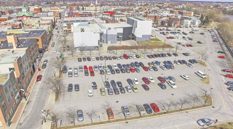 La dépense reliée au déplacement d’infrastructures en vue de l’implantation de la tour Réseau Sélection dans le stationnement du Centre des arts figure parmi celles prévues en 2018. Photothèque | Le Courrier ©