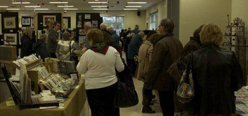 C’est dans une ambiance fort agréable qu’environ 800 personnes sont venues admirer les oeuvres des 40 exposants en arts visuels et métiers d’art les 1<sup>er</sup> et 2 décembre. Merci aux visiteurs qui en ont profité pour faire leurs achats de Noël et encourager le produit local. Notre prochain rendez-vous sera le Symposium d’arts visuels au Jardin des anciens maires les 1<sup>er</sup> et 2 juin 2013.