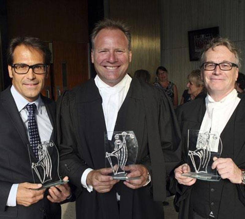 L'Association des Avocats et Avocates du district de Saint-Hyacinthe a profité de la rentrée judiciaire, le 7 septembre, pour souligner les 25 ans de services de trois avocats de la région. Me Normand Therrien, Me Jacques Sylvestre et Me Jean-Luc Couture ont chacun reçu une oeuvre, la Déesse de la justice, de l'artiste Sophie Côté (Verres et vitreaux de Sophie) pour souligner cet accomplissement professionnel. La présidente de l'Association, Me Isabelle Labranche, a également profité de l'occasi