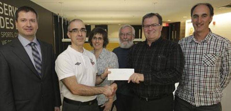 L'Association Défi Futsal a remis au cours des derniers jours un chèque de 2 500 $ au Fonds d'aide optimiste Douville du loisir, du sport et de la culture de Saint-Hyacinthe. L'un des buts de l'Association Défi Futsal est de redonner aux jeunes défavorisés de la région. La mission du Fonds d'aide optimiste Douville est d'aider financièrement des jeunes Maskoutains de 17 ans et moins issus de familles à fabile revenu afin de leur permettre une plus grande accessibilité aux loisirs en couvrant une