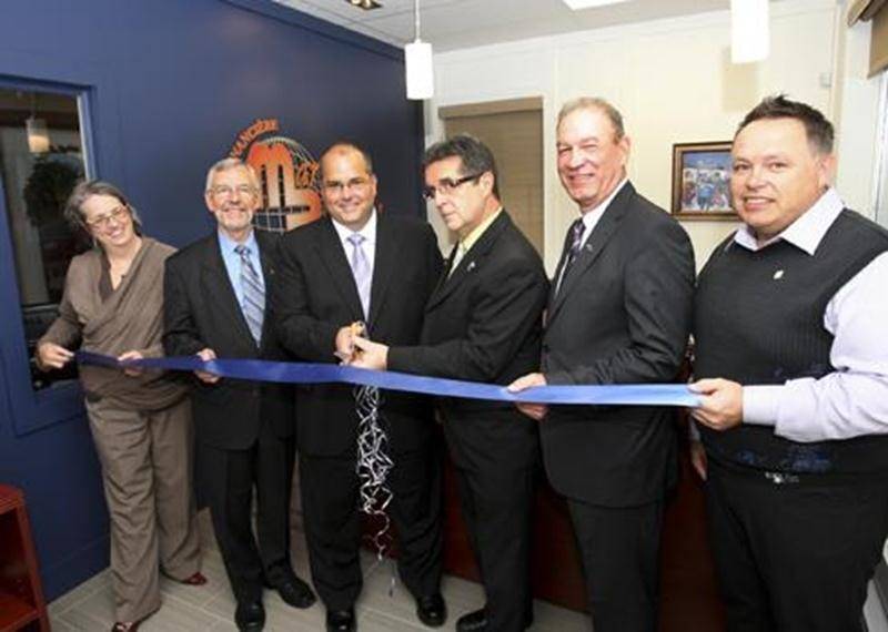La firme Gestion Financière Martin Bernard a procédé la semaine dernière à l'inauguration de ses nouveaux locaux situés au 5650, boulevard Laurier Ouest à Saint-Hyacinthe. Conseiller autonome en sécurité financière, assurances et rentes collectives, Martin Bernard est aussi représentant de courtier en épargne collective auprès de Multi Courtage Capital. Pierrôt Arpin, partenaire autonome en planification financière, fait aussi partie de l'équipe. L'activité a entre autres réuni MM. Bernard et Ar