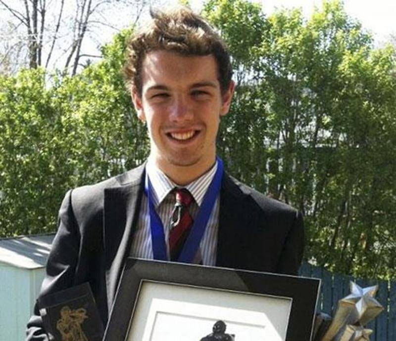 La ligue midget AAA a récompensé ses joueurs et entraîneurs méritants lors de son banquet annuel, le dimanche 6 mai, à Laval. Le trophée Ken-Dryden, décerné au meilleur espoir du circuit chez les gardiens de but, a été remis au Maskoutain Philippe Desrosiers (photo), en plus d'une bourse de 1 000 $. Le gardien des Gaulois a aussi reçu, en compagnie de son coéquipier Philippe Cadorette, le trophée Mario-Gosselin, pour avoir conservé la meilleure moyenne de buts alloués par match en saison réguliè