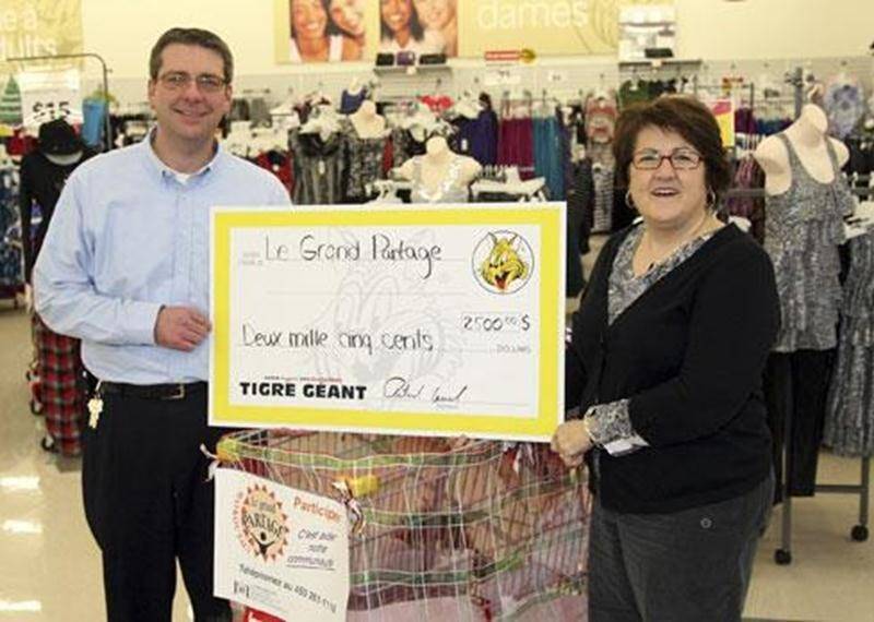 Le magasin Tigre Géant de Saint-Hyacinthe a fait appel à sa clientèle pour amasser le plus de fonds possible afin de venir en aide à l’organisme « Le Grand Partage ». Pour ce faire, 1 $ était recueilli pour chaque transaction effectuée durant toute la journée du mardi 6 décembre. Le vendredi 9 décembre, un montant de 2 500 $ a été remis à Claudine Gauvin, de La Moisson Maskoutaine, des mains de Patrick Canuel, du magasin Tigre Géant de Saint-Hyacinthe. « Il nous fait énormément plaisir d’apporte