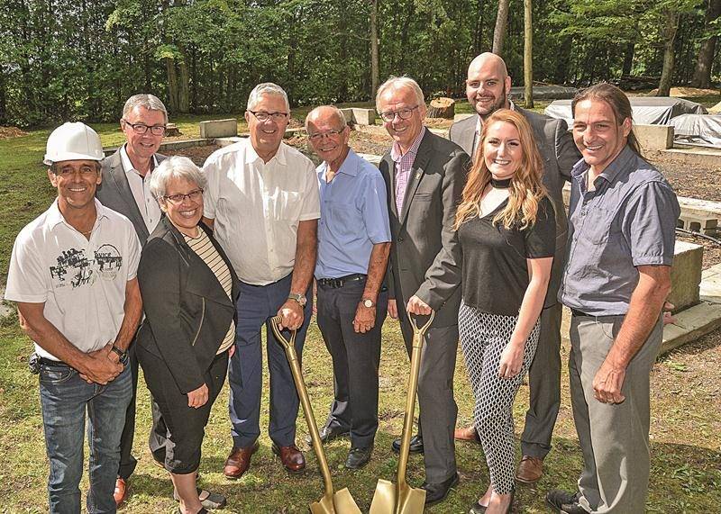 La pelletée de terre du nouveau pavillon du camp Richelieu s’est déroulée le 25 août du côté de Saint-Damase, en présence de nombreux collaborateurs. Photo François Larivière | Le Courrier ©