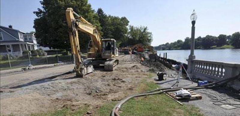 La rue Girouard Ouest est complètement fermée à la circulation entre les avenues Tellier et de l'École en raison d'importants travaux qui ont été lancés dans le secteur. La firme Les entreprises Michaudville a commencé le prolongement vers l'est du mur de soutènement de la terrasse Louis-Côté, qui borde la rivière Yamaska. Il s'agit d'un projet de 918 000 $ qui sera suivi, en octobre, du remplacement de conduites d'aqueduc à l'usine de filtration de la rue Girouard Ouest. Ces travaux, qui inclue