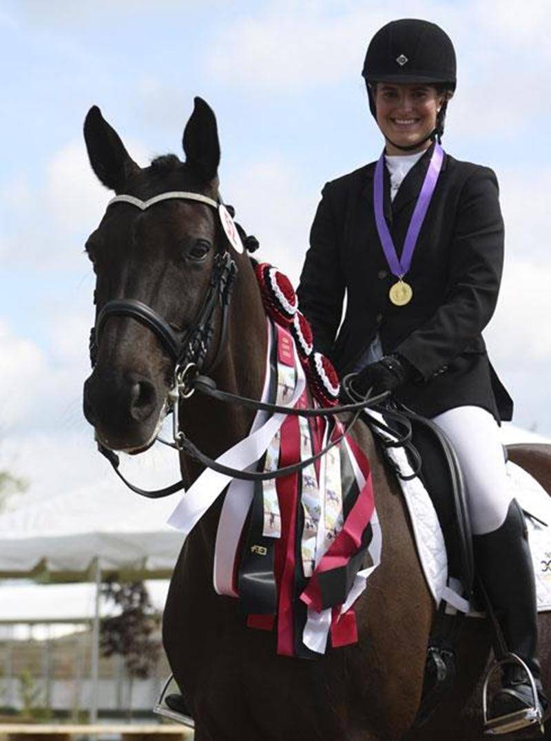 Sur son cheval Dante, la cavalière Béatrice Boucher, de Saint-Dominique, a obtenu son laissez-passer en vue des Championnats nord-américains de dressage FEI juniors 14-18 ans qui auront lieu du 16 au 21 juillet à Lexington au Kentucky. La jeune fille de 15 ans fera équipe avec trois autres porte-couleurs du Canada à cette compétition de calibre international.