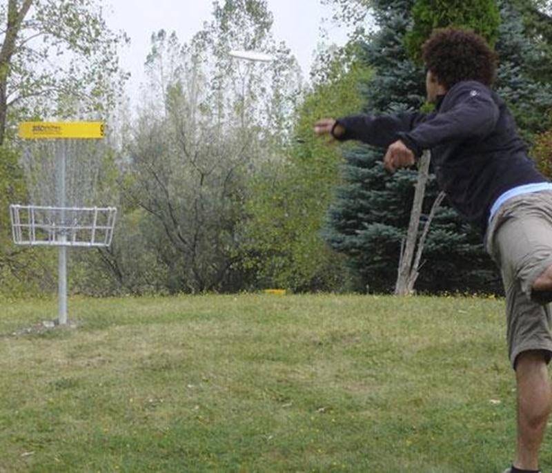 Si vous ne connaissez pas le disc golf, il sera possible d'essayer ce sport gratuitement au parc Les Salines les 8 et 9 juin de 10 h à 16 h. Le disc golf se joue comme le golf traditionnel, mais au lieu de frapper une balle avec un bâton pour la rentrer dans un trou dans le moins de coups possible, le joueur de disc golf lance un disque dans un panier métallique. Pas besoin d'amener d'équipement, les disques seront fournis sur place.