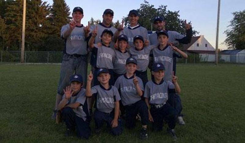 Les Jays de Saint-Hyacinthe ont connu une saison remplie de succès en classe atome B, terminant en première position au classement au terme de la saison régulière, ce qui leur a permis de remporter le titre de champion de la saison 2013. Leur succès s'est poursuivi en séries avec trois victoires en autant de matchs. L'équipe a obtenu par la même occasion son billet pour participer au championnat régional, disputé à Marieville du 14 au 18 août.