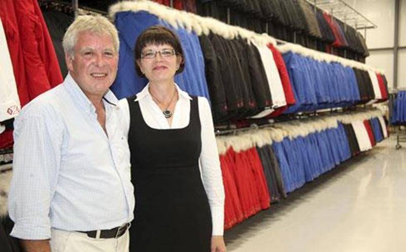 Quartz Nature a procédé le 14 août à l'ouverture officielle de ses locaux à Saint-Hyacinthe. L'entreprise, qui se spécialise dans la confection de manteaux d'hiver isolés de duvet et d'isolant en polyester, a quitté Longueuil pour venir s'implanter en terres maskoutaines. Le projet, évalué à 1,8 M$, est financé par la Banque de développement du Canada. Quartz Nature, dont les produits sont en vente chez Atmosphère, La Source du Sport et Mercerie Brabant, compte dix employés. Sur la photo, Yves T