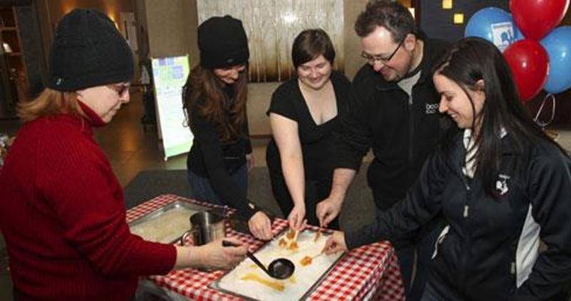 Dans le cadre de la campagne L'érable, de la palette à la fourchette! Tourisme Montérégie a tenu une activité promotionnelle à Saint-Hyacinthe, samedi, en collaboration avec le Holiday Inn du Projet M et l'érablière L'autre Versan. Près de 20 cabanes à sucre animent votre printemps et 23 chefs réinventent la tradition de l'érable en Montérégie cette saison. Ne reste plus qu'à vous sucrer le bec!