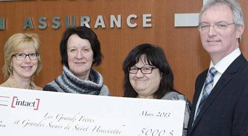 Les Grands Frères Grandes Soeurs ont reçu un don de 5 000 $ de la part d'Intact Assurance. Sur la photo on retrouve, de gauche à droite, Joan Foliot et Sylvie Bouffard, membres du personnel chez Intact; Monique Gravel, directrice générale de l'organisme Grands Frères Grandes Soeurs; et Richard Martin, vice-présidente aux finances chez Intact Assurance.