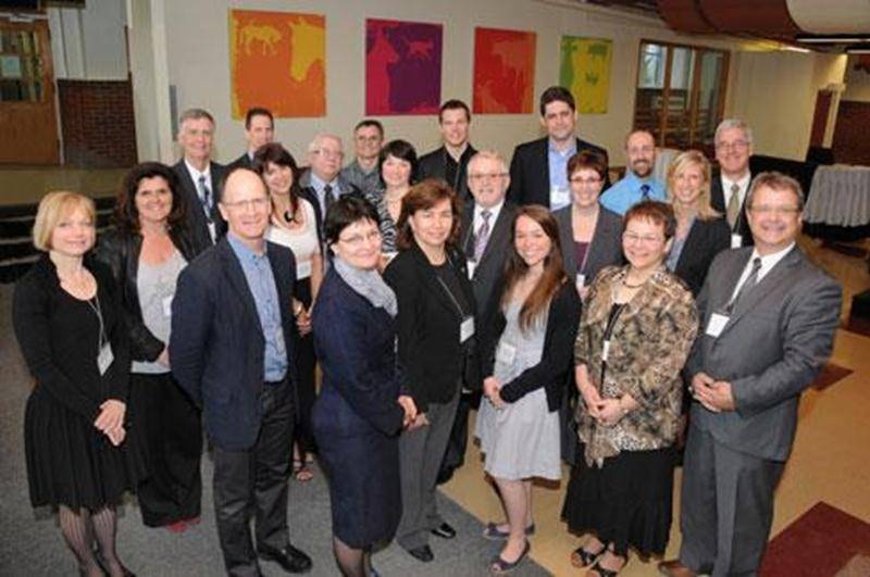 Le 22 mars, on célébrait et remerciait les entreprises ayant contribué au Fonds du CHUV (Centre hospitalier universitaire vétérinaire) de la Faculté de médecine vétérinaire (FMV). Lors du lancement officiel du Fonds du CHUV, le doyen Michel Carrier, les membres de la direction et plusieurs professeurs et cliniciens de la Faculté ont tenu à souligner l’importance de l’appui des donateurs. La FMV a créé ce fonds dans le but d’acquérir des équipements de pointe et de permettre le développement de n