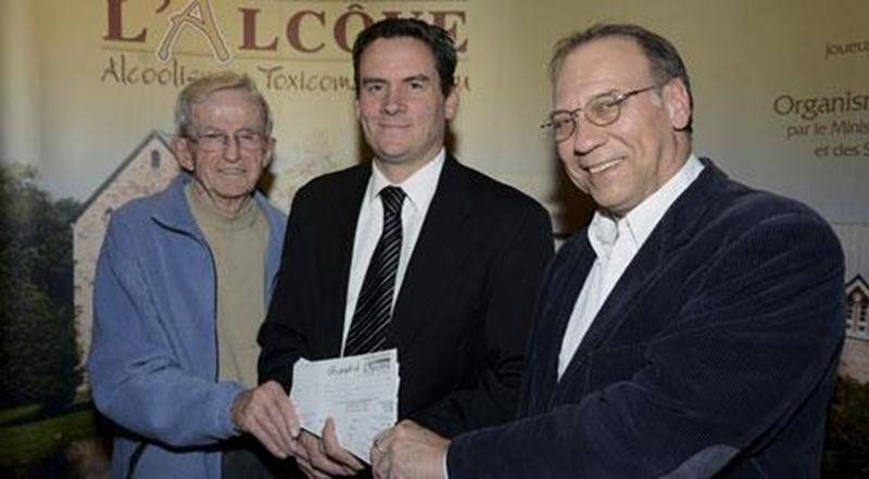 La vente de billets en prévision du 24 e Tirage annuel de la Fondation de la Maison l'Alcôve bat son plein. Il est encore possible de vous procurer le vôtre au coût de 100 $ l'unité en prévision du grand tirage qui aura lieu le 5 février au Domaine de l'Érable à Saint-Hyacinthe. Seulement 650 billets sont en circulation pour ce tirage qui met à l'enjeu des lots d'une valeur de 13 000 $. Billets : Nicole Desrosiers au 450 773-7333. Sur la photo : Père Roger Lussier, membre du CA de la Fondation M