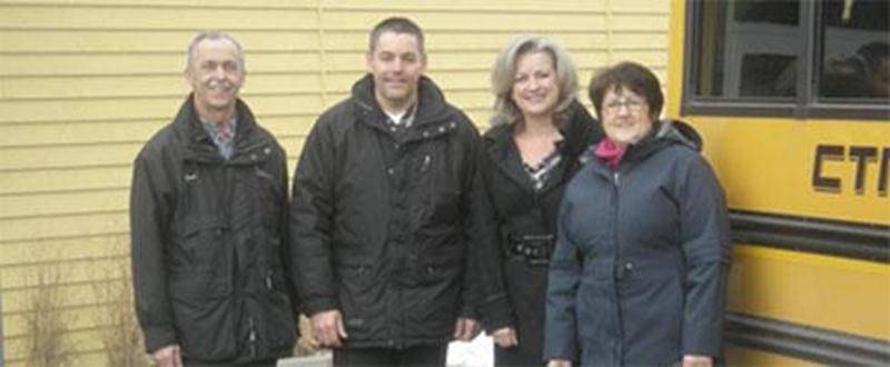 Au cours des dernières semaines, La Compagnie de Transport Maskoutaine a offert gratuitement un service de navettes pour transporter les bénéficiaires du centre-ville de Saint-Hyacinthe à La Moisson Maskoutaine durant les huit jours de distribution alimentaire de Noël. Sur la photo, de gauche à droite : Yvon L’Heureux, chauffeur; Éric Labbé, directeur de la compagnie de transport; Sylvie Bouchard, du Centre de bénévolat de Saint-Hyacinthe et Claudine Gauvin de La Moisson Maskoutaine.