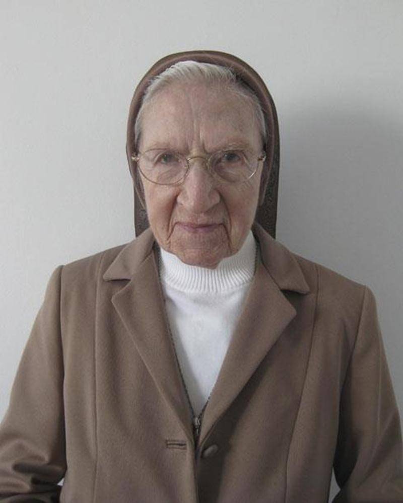 Félicitations à soeur Marie-Paule Bergeron, des Soeurs de la Charité de Saint-Hyacinthe, qui célébrait son 100<sup>e</sup> anniversaire de naissance le 7 novembre. Le samedi 5, neveux et nièces se sont joints à la communauté pour souligner cet heureux événement. Nous lui souhaitons de continuer à vivre son action de grâce au Seigneur, dans la paix et la sérénité.
