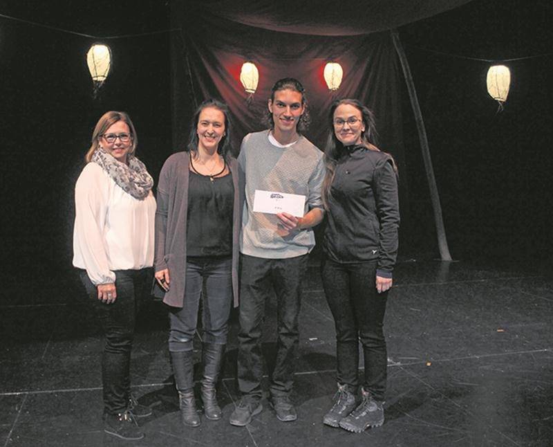 De gauche à droite : Geneviève Despars, régisseuse; Caroline Beaudreault, représentante du Centre des arts Juliette-Lassonde; Philippe Raymond, récipiendaire du 3e prix et du prix du public, et Cathleen Rouleau, humoriste et représentante du jury. Photo Catherine Fasquelle
