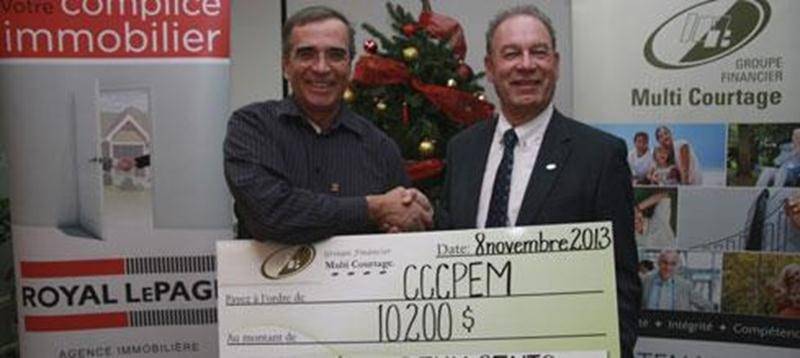 Le 8 novembre avait lieu le souper-bénéfice du CCCPEM (Comité des Citoyens et Citoyennes pour l’Environnement Maskoutain) auquel plus de 300 personnes ont assisté. Au nom des convives, des commanditaires et du Groupe Financier Multi Courtage, Guy Duhaime, président d’honneur de la soirée, a remis à Jacques Tétreault, président de l’organisme, un chèque de 10 200 $ pour aider le CCCPEM à continuer sa lutte dans la défense de notre patrimoine environnemental maskoutain.