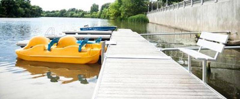 Venez profiter des belles journées et découvrez la rivière sous un autre angle en louant une embarcation telle que pédalo, kayak, chaloupe, rabaska (canot à 10 places) pour 6 $ l’heure (avec carte « Accès-Loisirs ») ou 9 $ (sans carte). Vous pouvez également faire une balade en ponton avec une douzaine de vos amis pour 36 $ plus taxes la première heure (avec carte « Accès-Loisirs »). Le Centre nautique est situé au 3198, rue Girouard Ouest, près de la Porte des anciens maires. Il vous accueille
