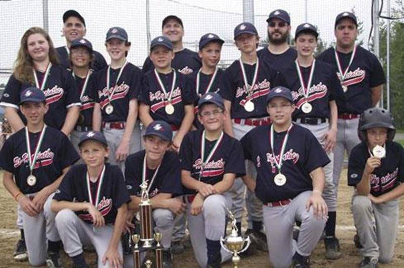 Les Condors de Saint-Hyacinthe pee-wee B ont été parfaits au tournoi de baseball de Granby du 20 au 23 juin, signant cinq victoires en autant de confrontations pour leur permettre de remporter les honneurs. Ils ont malmené leurs adversaires, marquant 47 points au total, alors qu'ils n'en ont concédé que 10. Sur la photo, à l'avant : Cédric Cournoyer, Jacob Gadbois, Jérémy Racine, Mathieu Champigny, Gabriel Mailloux et Florent Carrier. Au centre : Elizabeth Lanoie-Desfossés, Alejandro Roldan-Rami
