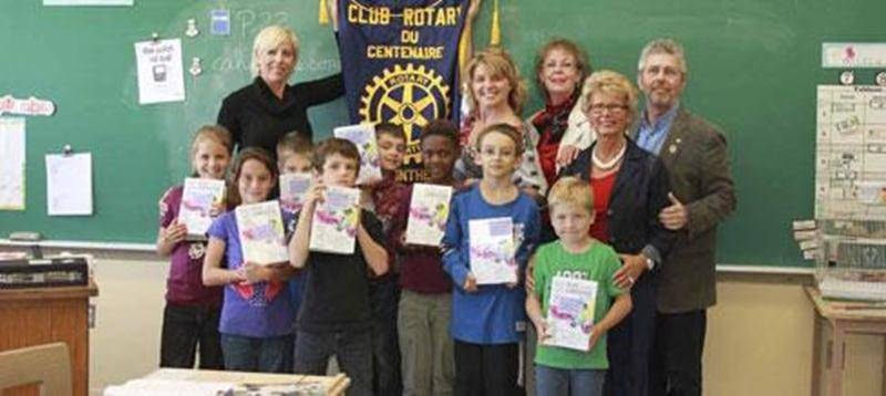 Dans le cadre de son volet Alphabétisation, le Club Rotary de Saint-Hyacinthe du Centenaire a offert, pour une 7<sup>e</sup> année consécutive, un dictionnaire ou un Bescherelle personnalisé à chacun des élèves de troisième année de l’école Lafontaine. Ce don permettra aux élèves d’apprendre de nouveaux mots, de voyager en pensée et d’élargir le champ de leurs connaissances. La cause principale épousée par le Club Rotary de Saint-Hyacinthe est de venir en aide aux familles vivant avec un enfant