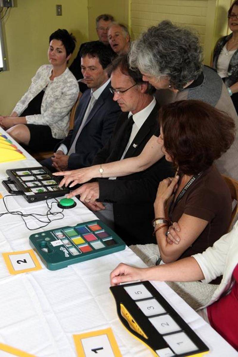 L'école René-Saint-Pierre s'est récemment dotée d'un laboratoire de communication afin de combler les besoins de plusieurs élèves. Une équipe multidisciplinaire s'est attelée à élaborer ce projet réalisé grâce à la communauté et à un don de 10 000 $ du Club Rotary. La direction a affirmé vouloir « donner à tous une façon de s'exprimer efficacement » en faisant l'acquisition de ce nouveau système.
