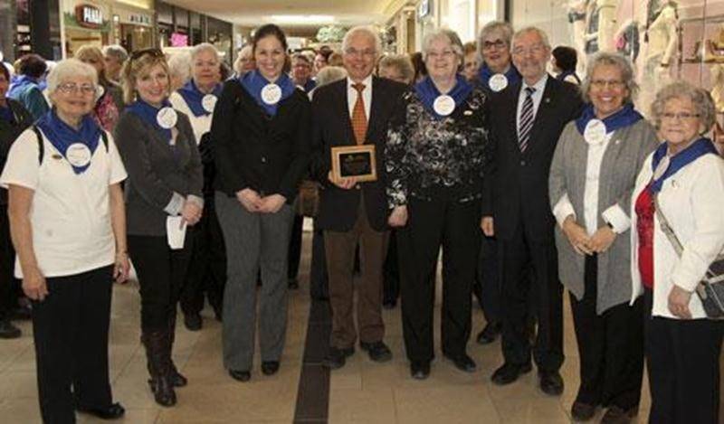 Des dizaines de personnes ont répondu positivement à l'invitation de l’Afeas régionale Richelieu-Yamaska et de la présidente régionale Pierrette Alix, mardi, et participé à la cinquième marche relais tenue aux Galeries St-Hyacinthe pour faire reconnaître le travail invisible. L'activité était sous la présidence d'honneur de Brigitte Sansoucy, conseillère municipale à la Ville de Saint-Hyacinthe.