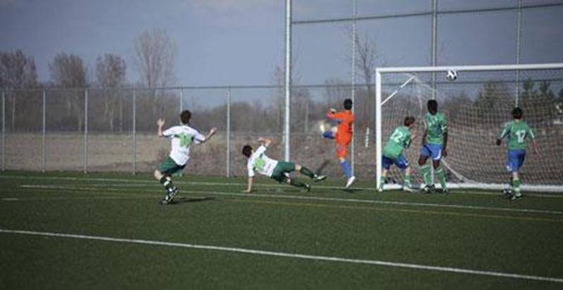 C'est ce samedi, sur les terrains de la Polyvalente Hyacinthe-Delorme, que sera donné le coup d'envoi officiel de la saison estivale 2012 du FC Saint-Hyacinthe. Plus de 1 500 joueurs et entraîneurs provenant de 90 équipes seront de la partie lors des 35 matchs disputés entre 9 h et 21 h. La joute d'ouverture officielle sera celle de l'équipe féminine senior AA division 1, à 14 h. En soirée, ce sera au tour de l'équipe masculine senior AA division 1 de fouler le terrain synthétique de la PHD, ver