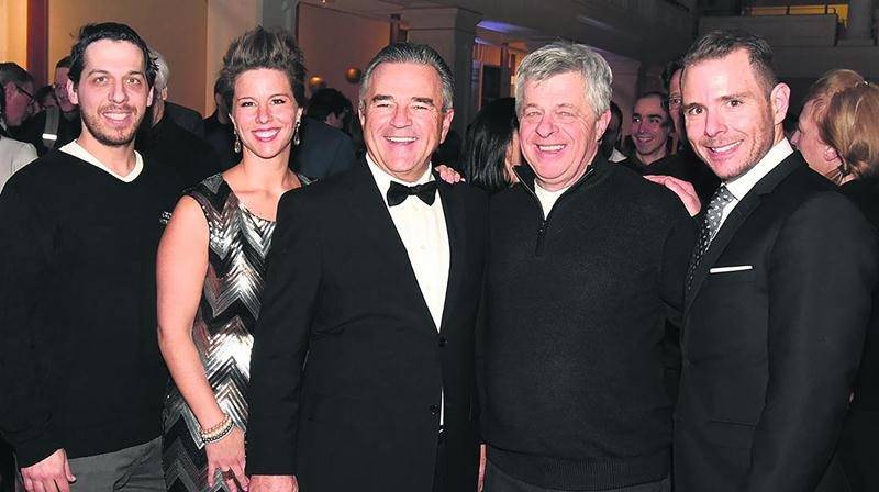 Depuis 40 ans, la Vitrerie L. Ménard & fils fait partie des fidèles fournisseurs du Groupe Robin. Sur la photo dans l’ordre habituel, Nicolas Ménard, Nellie Robin, Robert Robin, Alain Ménard et Jonathan Robin.Photo François Larivière | Le Courrier ©