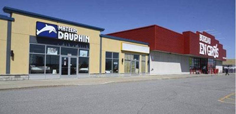 La succursale Bureau en Gros de la rue Martineau à Saint-Hyacinthe a été le théâtre d'un vol dans la nuit du 27 au 28 avril. Selon nos informations, les voleurs sont entrés dans le local voisin, celui du magasin Bétonel laissé vacant depuis sa fermeture le 9 décembre, pour ensuite s'introduire dans le bâtiment du Bureau en Gros. Des appareils électroniques ont été volés. Selon nos informations, la valeur du vol serait supérieure à 100 000 $. Un technicien en scènes de crime de la Sûreté du Québe