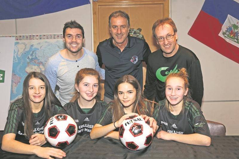 Sur la photo, les responsables des sports de la Polyvalente Hyacinthe-Delorme, Frédérick Bernard, de l’École secondaire Saint-Joseph, Donald Audet, et du Collège Saint-Maurice, Daniel Patenaude, en compagnie de joueuses du Colédo du Collège Saint-Maurice. Photo Robert Gosselin | Le Courrier ©
