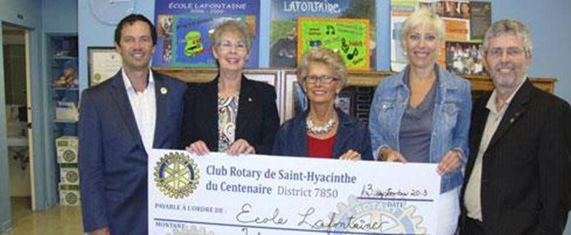 Pour une 8 e année consécutive et dans le cadre de son implication dans la communauté, le Club Rotary de Saint-Hyacinthe a offert aux élèves de troisième année de l’école Lafontaine un dictionnaire Larousse ou un dictionnaire Bescherelle qui les accompagnera tout au long de leur processus scolaire. Par la même occasion, un chèque de 350 $ a été offert à l’école pour couvrir une partie du projet de la rentrée ayant pour thème « Les arts sont partout ». Sur la photo, entourant Claudine Cabana, dir