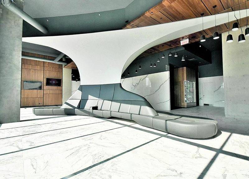 Pour accommoder touristes et congressistes, une immense banquette a été installée dans le hall d’entrée. Ce mobilier original créé par le fabricant de meubles haut de gamme William de Saint-Hyacinthe est surmonté de toiles tendues qui cachent un luminaire. Photo François Larivière | Le Courrier ©
