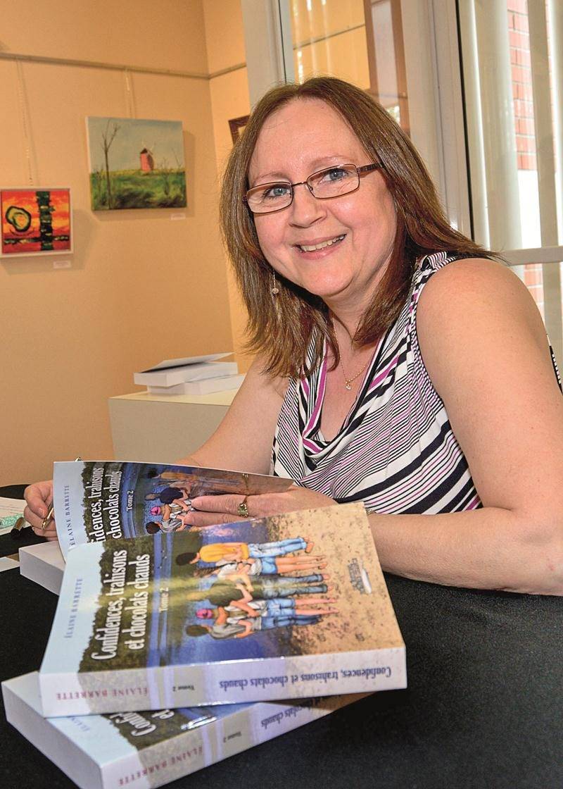 Une trentaine de personnes ont assisté en juin au lancement du tome 2 de Confidences, trahisons et chocolats chauds d’Élaine Barrette, à la bibliothèque T.-A.-St-Germain. Photo François Larivière | Le Courrier ©