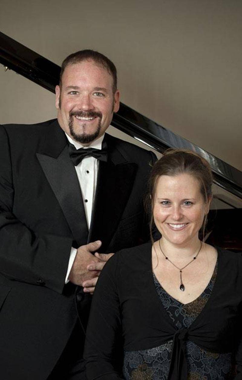 La soprano maskoutaine Julie Goupil et le ténor de Beloeil, Daniel Biron, présenteront le vendredi 28 septembre le concert <em>Les plus beaux duos</em> au Centre communautaire de la Pointe-Valaine à Otterburn Park dès 19 h 30. Accompagnés du pianiste Denis-Alain Dion, ils interprèteront des airs tirés de grands opéras classiques tels que <em>La Traviata</em> et <em>Don Giovanni</em>, les plus beaux duos de comédies musicales de Brodway, dont <em>The Phantom of the Opera</em> ou <em>West side Sto
