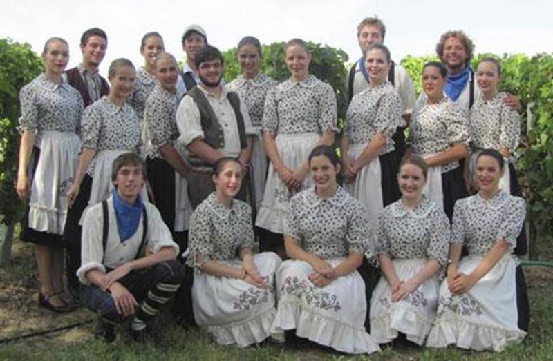 Les jeunes danseurs et musiciens de l'école de danse <em>Les Chamaniers de Saint-Hyacinthe</em>, âgés de 14 à 25 ans, ont eu la chance de participer, cet été, à deux festivals folkloriques internationaux qui se tenaient en France. Ils ont d'abord été accueillis dans le cadre du festival <em>Jeux Santons, Folklore mondial</em> de la ville de Saintes dans le département de la Charente-Maritime au sud-ouest de la France. La troupe maskoutaine s'est ensuite dirigée vers le sud de la France pour part