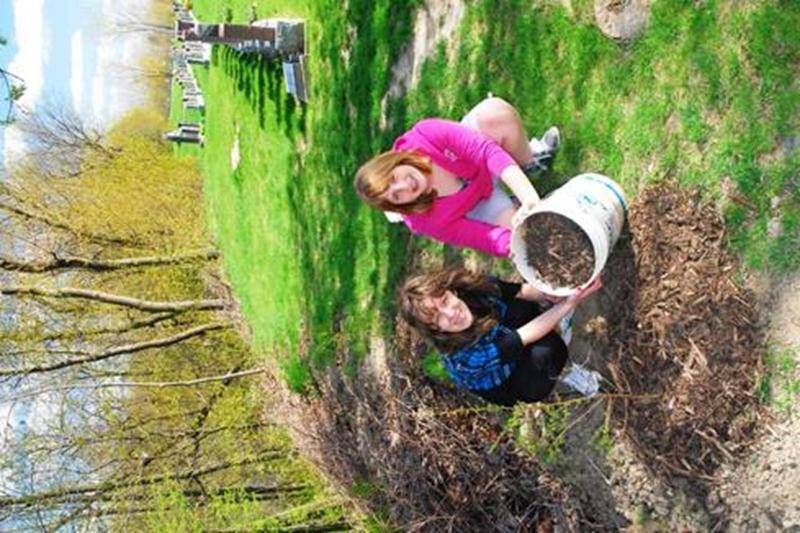 Sous la supervision du service de pastorale et d’engagement communautaire, les élèves du Collège Saint-Maurice ont poursuivi la végétalisation de portions de bandes riveraines de la Yamaska. Avec l’appui du service de vie spirituelle et d’engagement communautaire du Cégep de Saint-Hyacinthe, de la Ville de Saint-Hyacinthe et du Comité de citoyens et citoyennes pour la protection de l’environnement maskoutain, quelque 250 arbustes enracinés (saules, cornouillers, spirées) et 200 arbres (chênes, f
