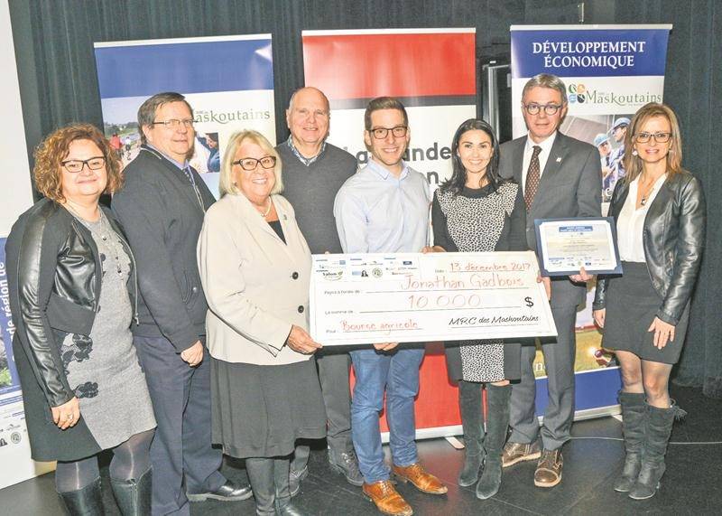 Sur la photo, de gauche à droite, Céline Laporte, Alain Jobin, Francine Morin, André Cécyre, Jonathan Gadbois, Chantal Soucy, Claude Corbeil et Lucie Duchesne. Photo François Larivière | Le Courrier ©