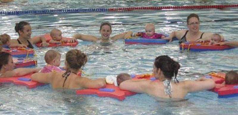 La session printanière des activités aquatiques se déroule au Centre aquatique Desjardins et au Cégep de Saint-Hyacinthe depuis le 30 mars. À ce jour, 1 752 personnes se sont inscrites à une activité aquatique; il s’agit d’un record pour une session de printemps. Bien sûr, certaines heures sont plus convoitées, mais il reste tout de même plus de 900 places disponibles dans de nombreux programmes. Il est donc toujours temps de vous joindre à la vague en communiquant avec l'équipe de la Corporatio