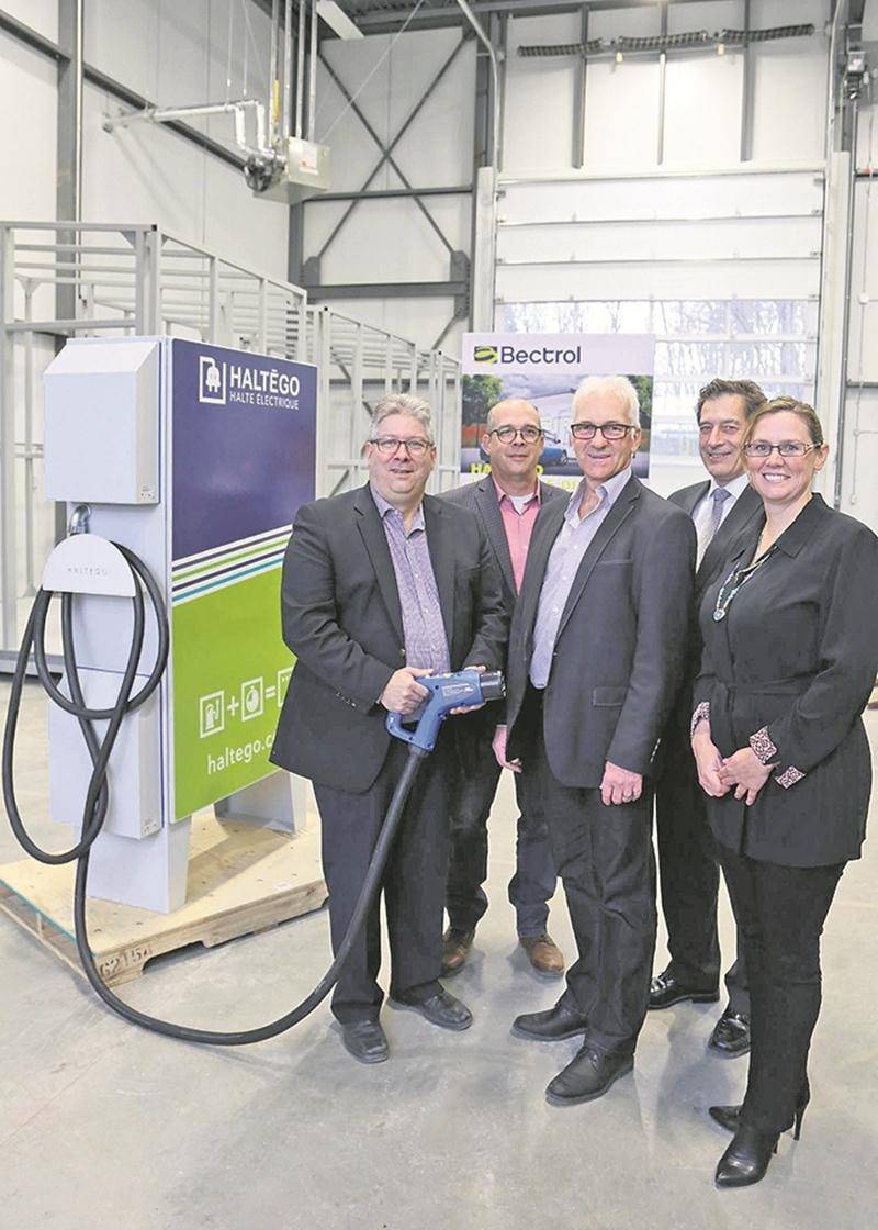Jean Gariépy, responsable électrification, Claude Brodeur, directeur technique, et Sylvain Benoit, président de Bectrol, en compagnie de André Barnabé et Karine Guilbault de Saint-Hyacinthe Technopole. Photo Robert Gosselin