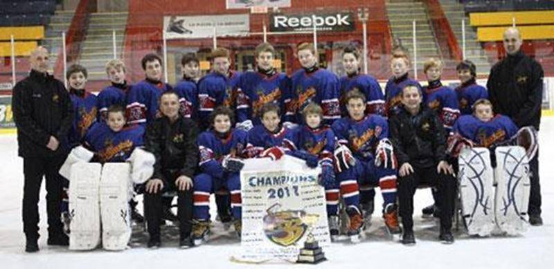 Les Mousquetaires de Saint-Hyacinthe pee-wee CC ont enlevé les honneurs du tournoi de Saint-Bruno, le 11 décembre. Les Maskoutains l'ont emporté au compte de 3-2 en finale, contre les Gaulois du Sud-Ouest. Sur la photo : À l'avant, de gauche à droite ; Claude Harpin (adjoint), Adam Demers, Jordan Boulay, Dylan Chagnon, Alexis Ménard, Matthew Tremblay, William Poirier, Sébastien Tremblay, Raphaël Lefebvre, Anthony Nadeau, Félix Mongrain, Mathieu Harpin, Daniel Lefebvre (adjoint). À l'arrière ;