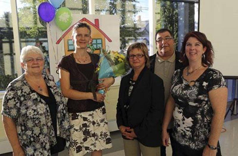 Le Centre de la famille Saint-Pie a célébré ses 10 ans le 5 septembre. On a profité de l'occasion pour souligner les 10 ans de service de Marie-Josée Beaudet. Sur la photo on aperçoit, de gauche à droite, Céline Duval, fondatrice du Centre; Marie-Josée Beaudet, Nicole Chouinard, directrice; Pierre St-Onge, maire de Saint-Pie; et Nancy Arès, présidente du conseil d'administration.
